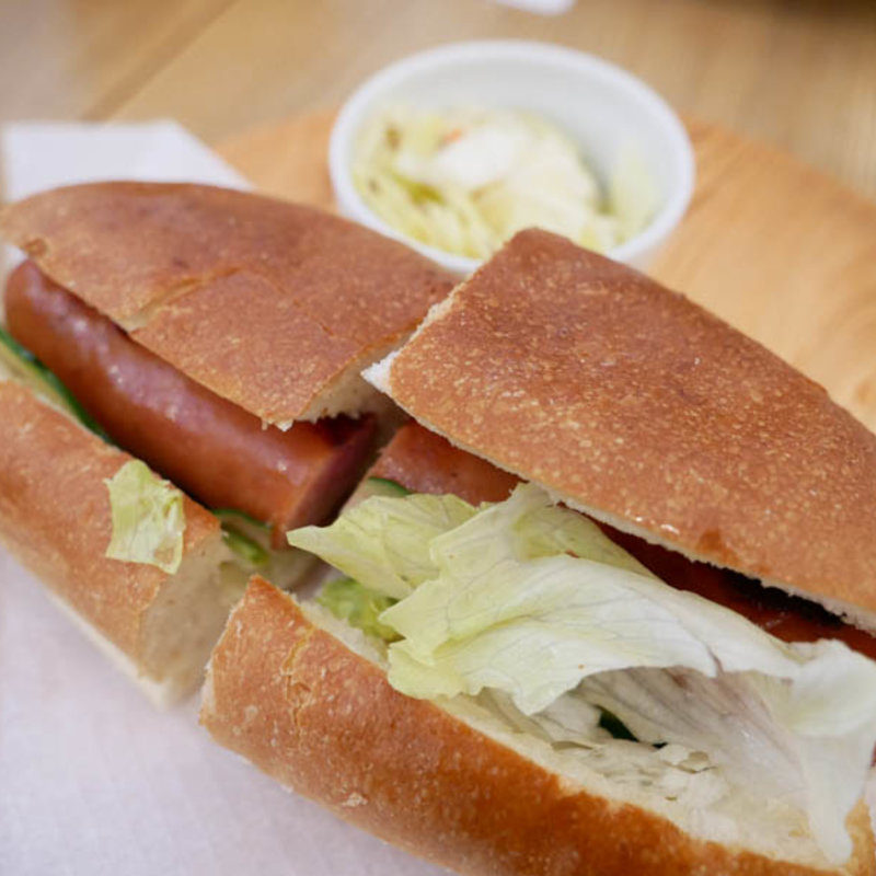パリパリソーセージを自家製スモークチキンサンドで挟んだ「ホットドック」（ランチタイムセット）(柳島カフェ)