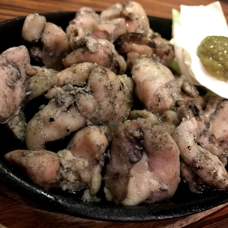 宮崎直送 鶏の鉄板炭火焼(新宿みやこんじょ)