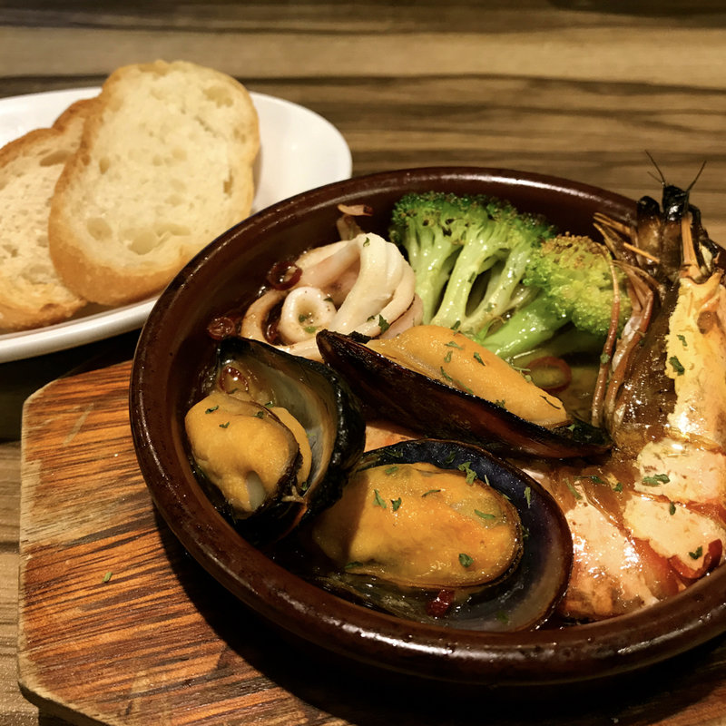 たっぷり魚介のアヒージョ(ラッツダイニング 丸の内)