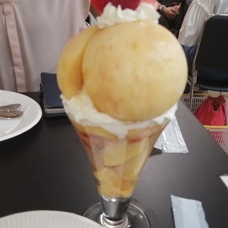 桃のパフェ　(果実園リーベル 目黒店)