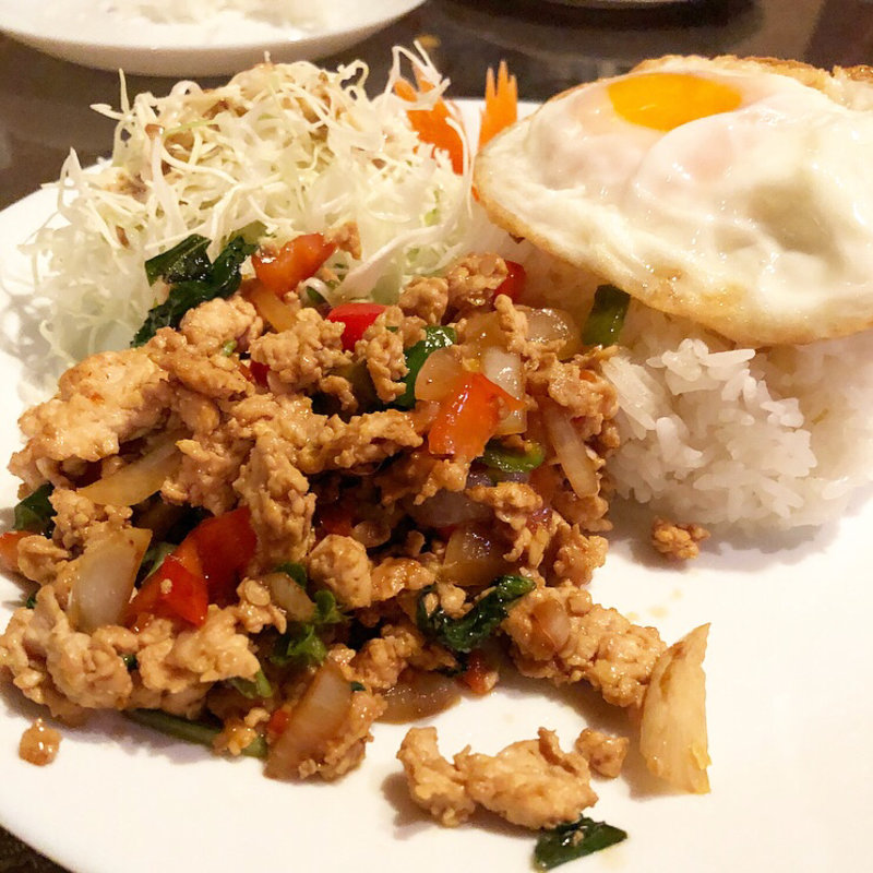 ガパオカイラットカオカイダオ(鶏肉のバジル炒めのせご飯)玉子付(タイ料理リトルバンコク Thai restaurant อาหารไทย)
