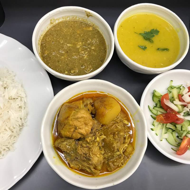 日替わり チキンカレー フルセット(美味キッチン 本場カレー バングラデシュ)