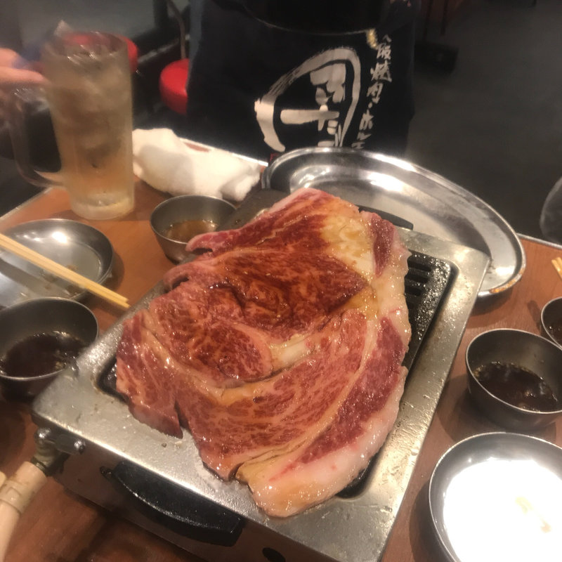 はみ出る カルビ(大阪焼肉 ホルモン ふたご神田店 )