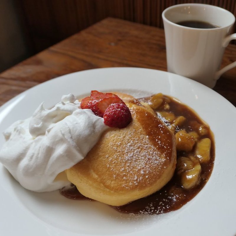 冬苺のバナナキャラメルクリームパンケーキ2枚(Oval （Art dining）)