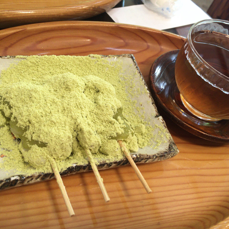 力餅とお茶(三井寺力餅本家 )