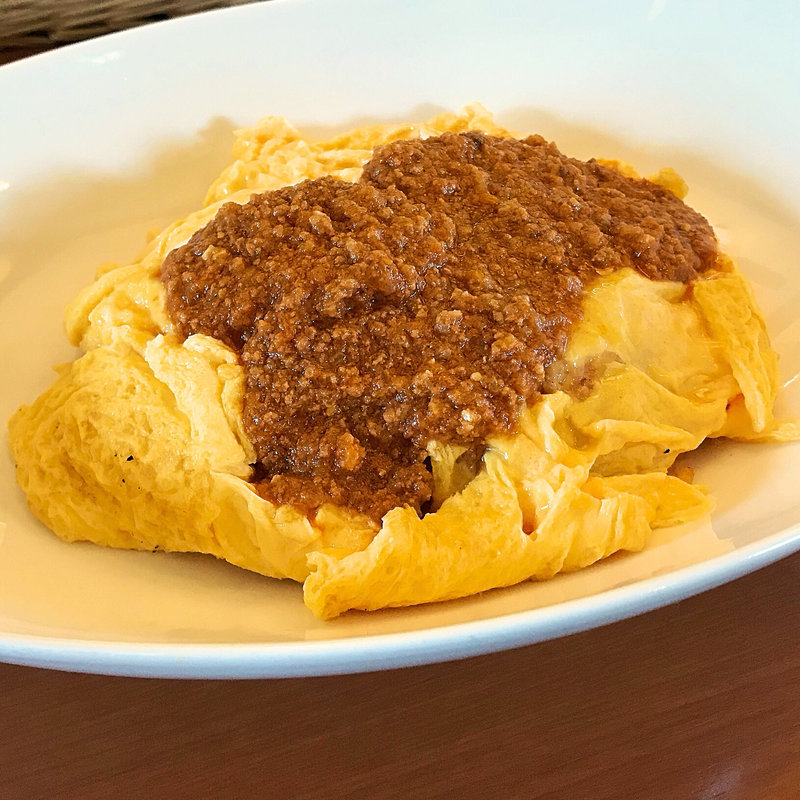 大人のオムライス（サラダ付）(ねむの木 （ネムノキ）)