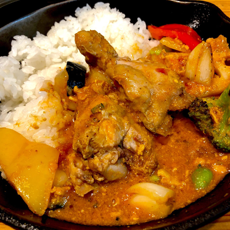 骨付きチキンと彩り野菜の南インド風カレー(camp express ecute品川サウス店)