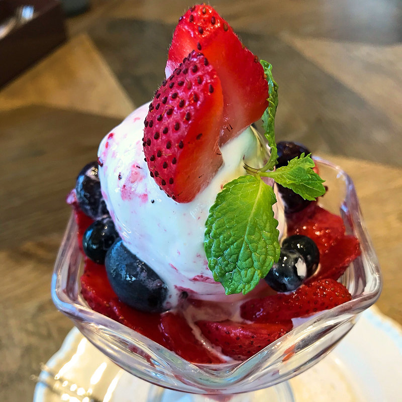 ベリーの宝石パフェ(フタバフルーツパーラー 周南市立徳山駅前図書館店)
