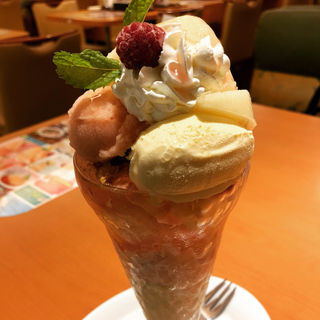 フレッシュ桃のザ・サンデー(デニーズ 飯田橋店 （Denny's）)