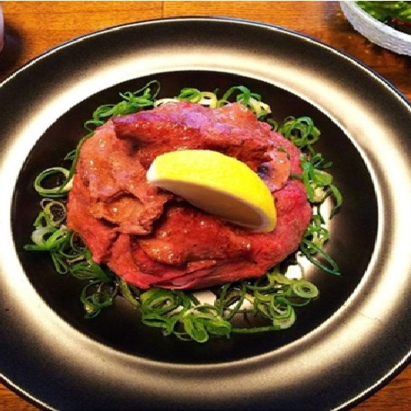 ローストビーフと牛タンの贅沢丼(Cave)