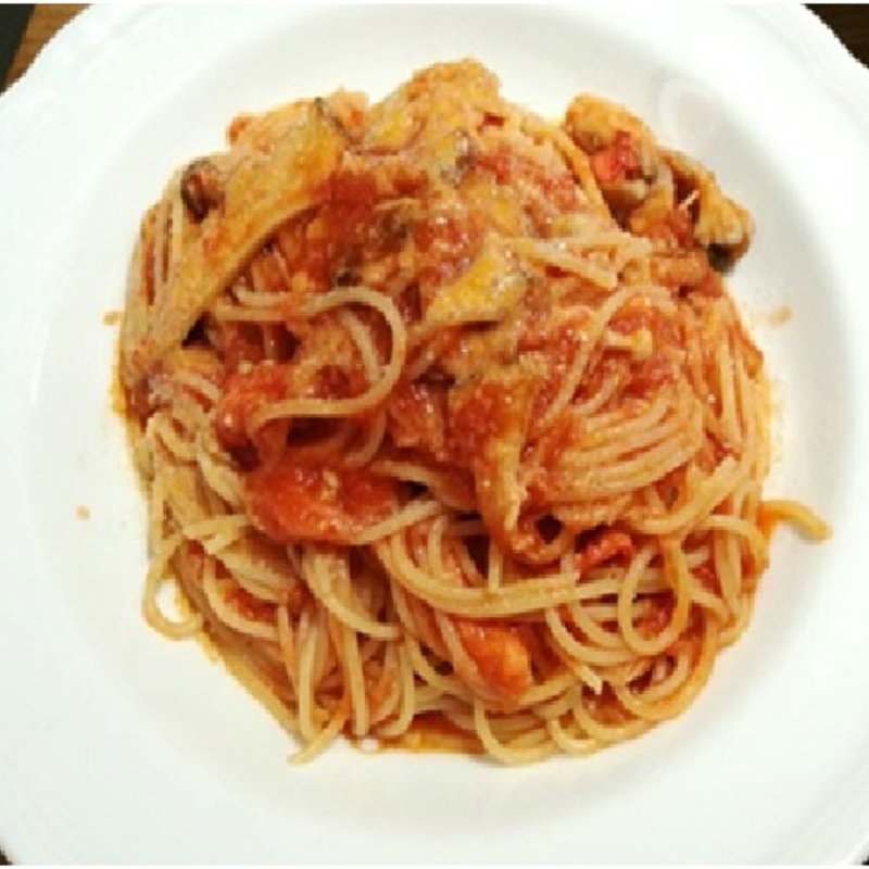 紅ずわいがにとキノコのトマトソース(イタリア料理 小西屋)