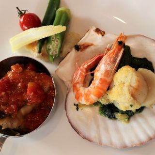 殻付き帆立と小海老のオーブン焼きカフェドパリ風(レストラン ディスカーロ)