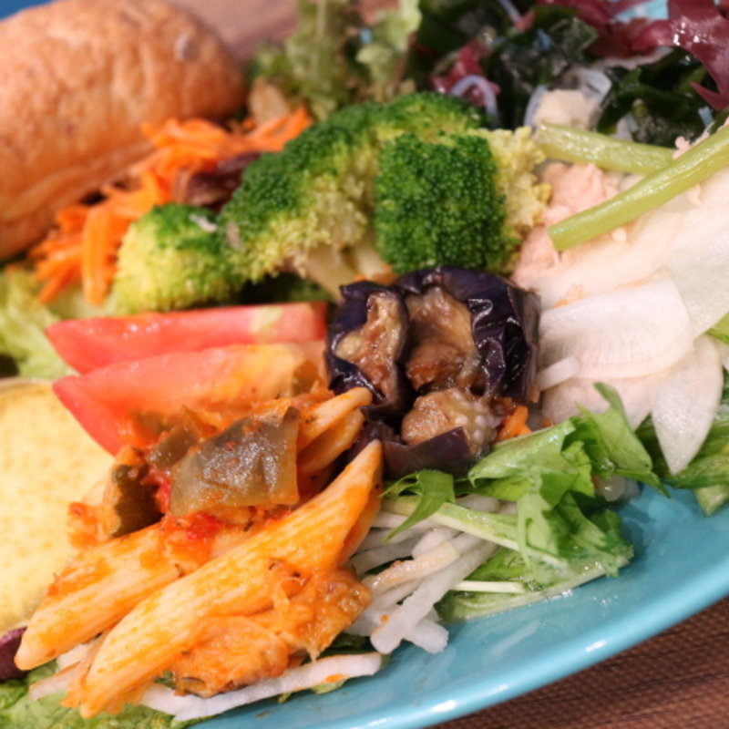 おかわり自由サラダバー＆ライ麦ブレッドランチ(ウナウ カフェ アンド キッチン unau cafe&kitchen ベリエ千葉エキナカ店)