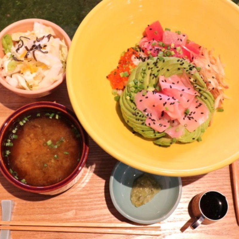 マグロとアボカドのFROWERボウル(WIRED CAFE ルミネエスト新宿店)