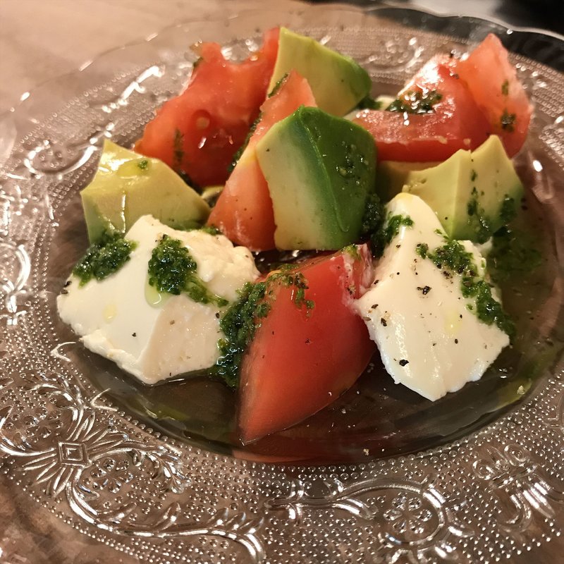 アボカドとトマトのカプレーゼ(串焼き 焼とんyaたゆたゆ裏天王寺店)