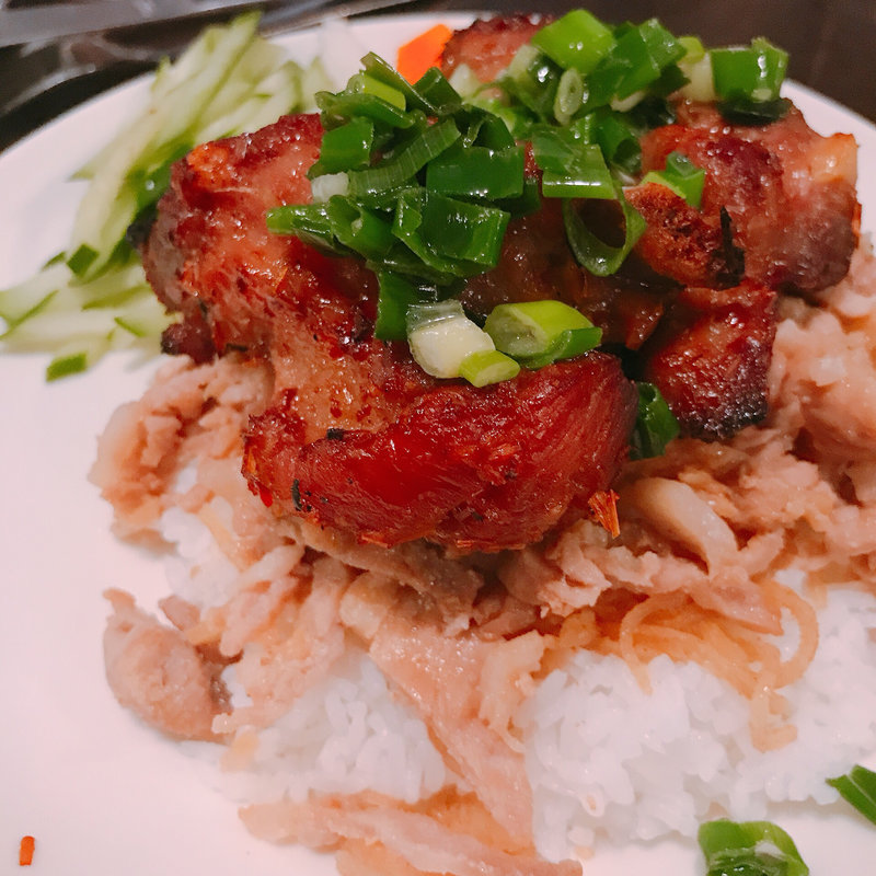 スペアリブと豚肉乗せライス(ミ・レイ)