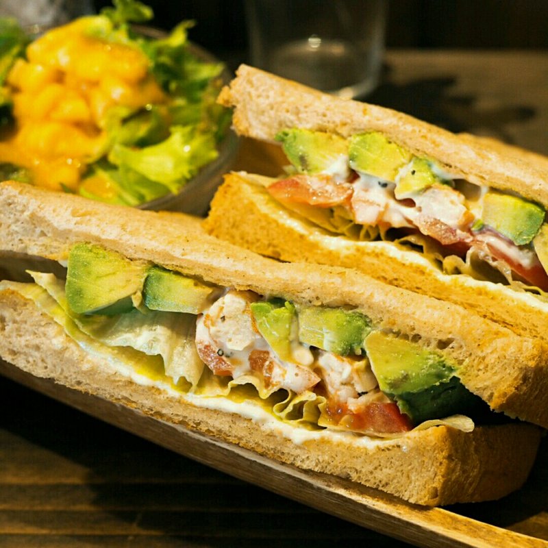 エビとアボカドのサンドイッチ(ハコノカフェ)