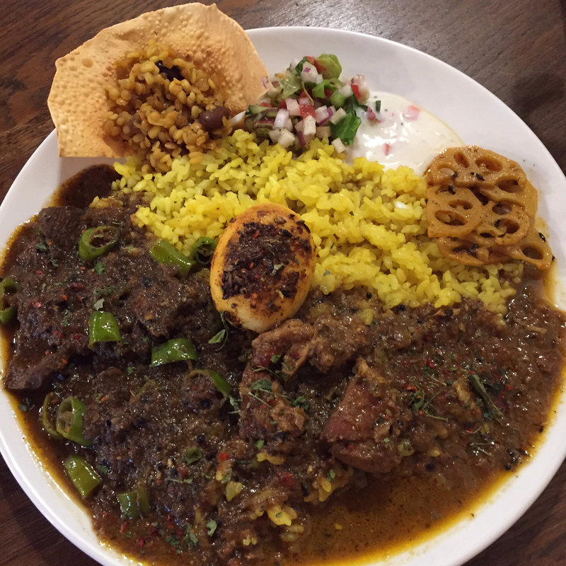 牛タンと甘長唐辛子のマサラ・アアベルチキンカレーの2種あいがけ 大盛り スパイス玉子トピ (アアベルカレー)