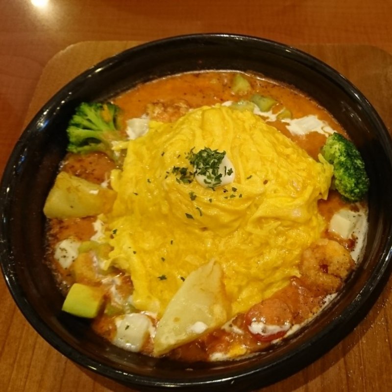 海老とアボカドとモッツァレラチーズのトマトクリームオムライス(卵と私 ルミネ北千住店)