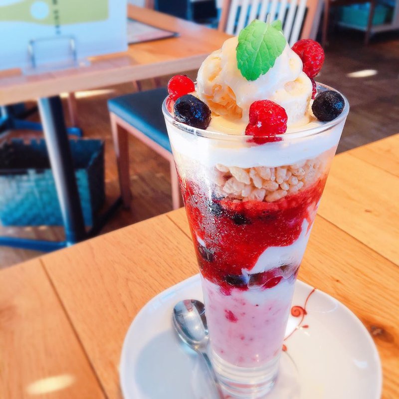 ミックスベリーのパフェ(食のつむぎ 枚方T‐SITE店)