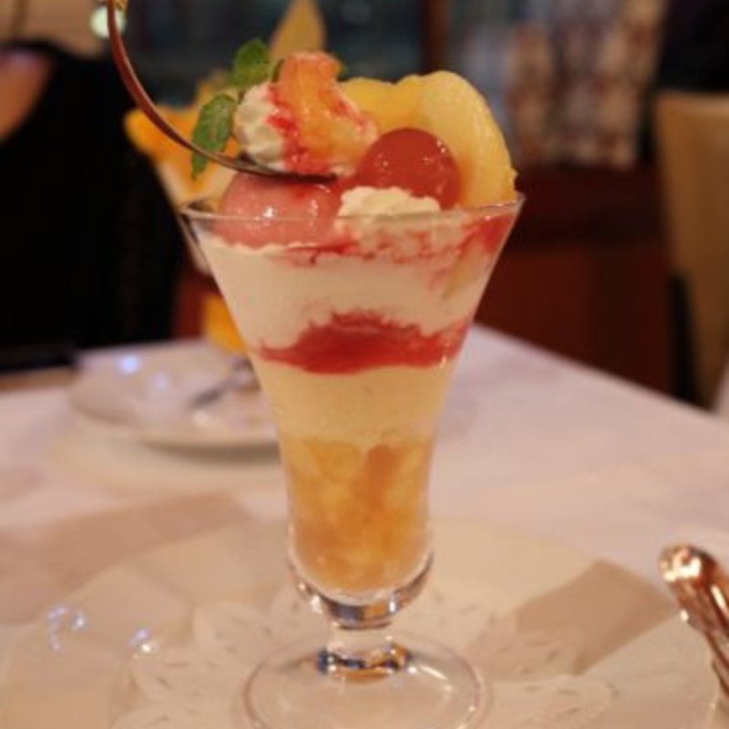 和歌山県酒井農園産あらかわの桃パフェ(資生堂パーラー サロン・ド・カフェ 銀座本店)