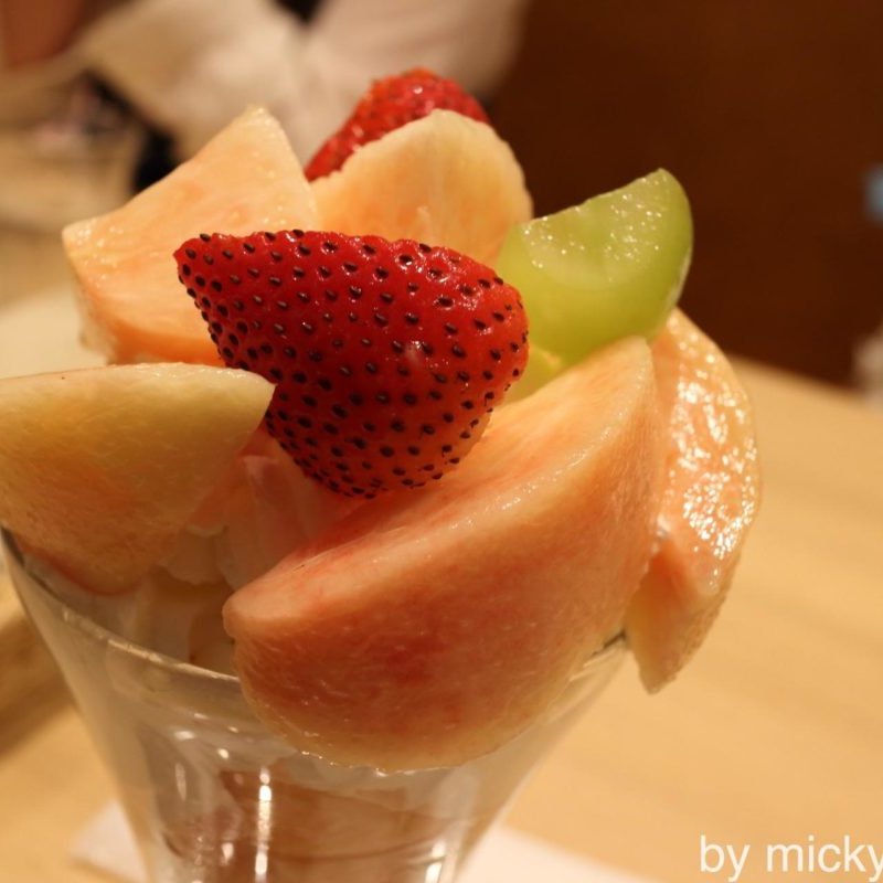 桃パフェ(果実園 リーベル 新宿店)