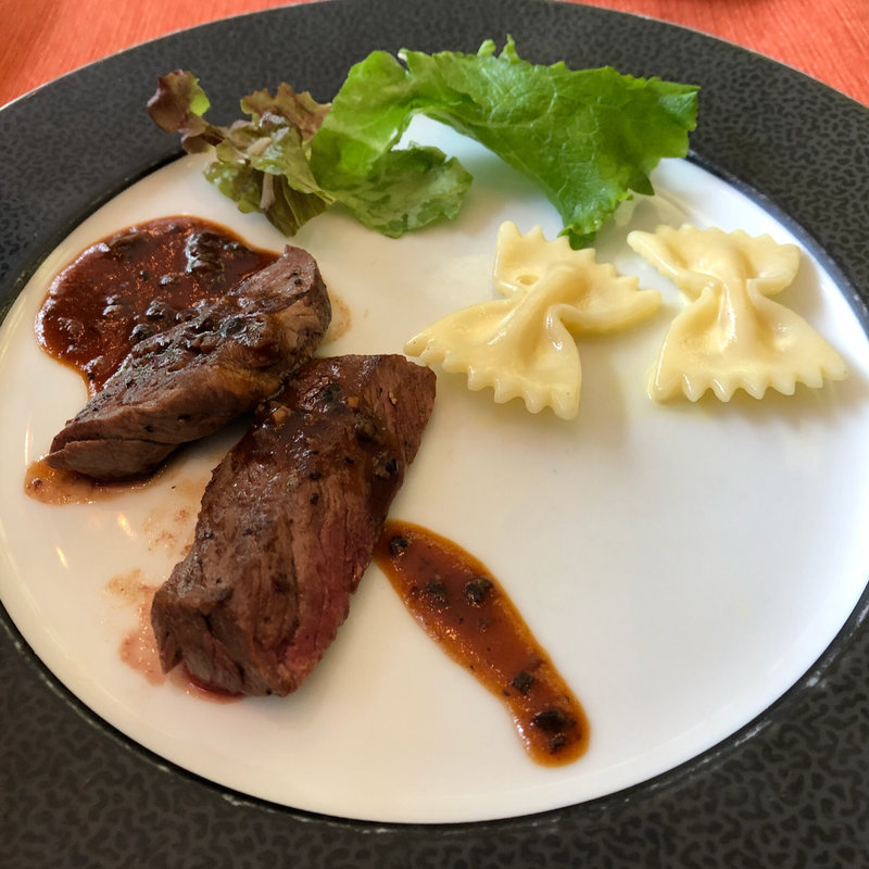 サーロインステーキ トリュフソース パンプキン風味のファルファーレ添え(ナイト＆デイ （ナイトアンドデイ）)