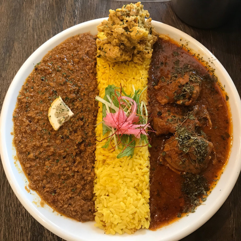 2種盛り ( ペッパーキーマ & チキンカリー ) tp. オイルサーディンのポテサラ(スパイシーカリーハウス半月)