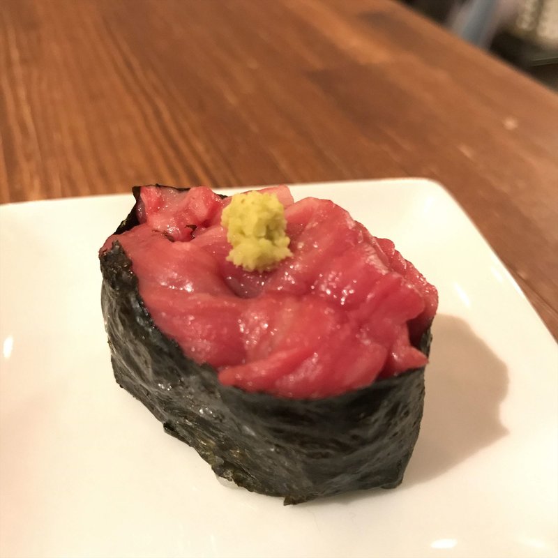 肉軍艦（近江牛の肉寿司）(クシヤキとワイン CASSIWA(カッシーワ) 東通り店)