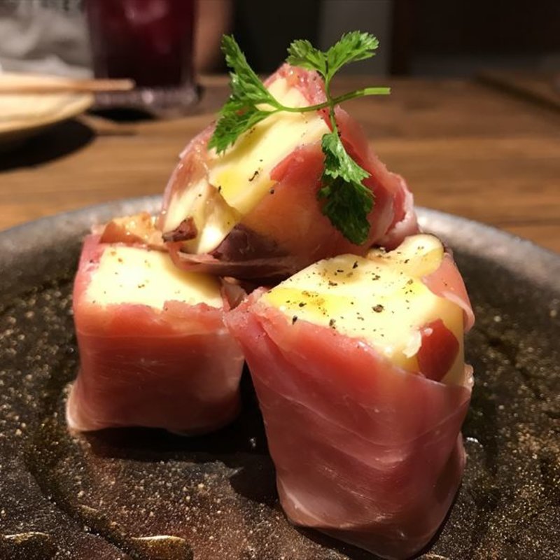 季節のフルーツ生ハム巻き(肉バルGAM 梅田お初天神店)