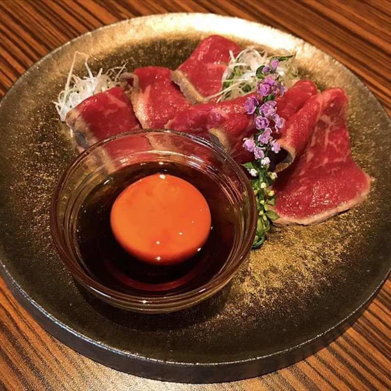 和牛モモ肉タタキ黄味醤油(肉バルGAM 梅田お初天神店)