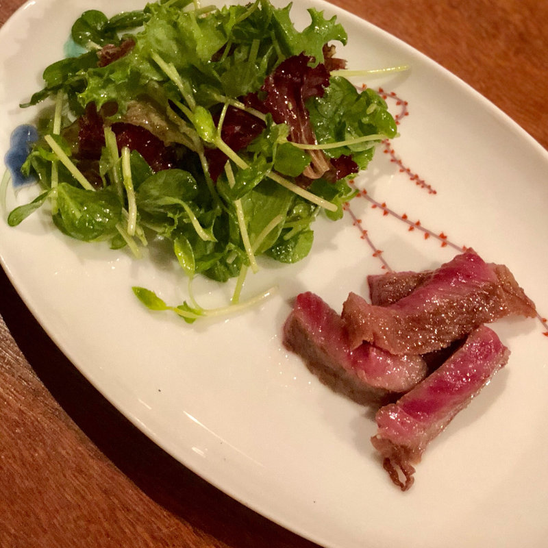 伊万里牛のステーキ 豆苗とグリーンリーフのサラダ添え(コノ花まひろ )