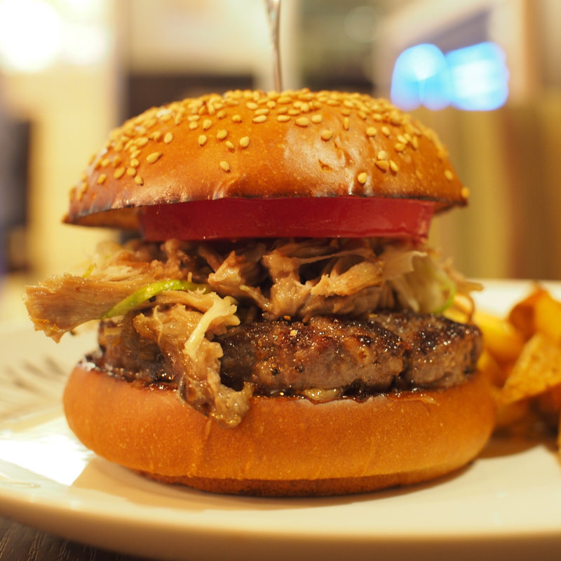 ハワイアンカルアポークバーガー(WAVES BURGER 名駅店)