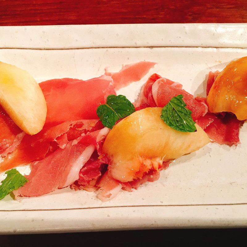 生ハムと季節の桃のフルーツ(鎗屋町 134)