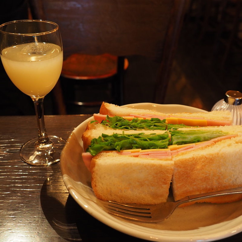 サンドウィッチ(ハム・チェダーチーズ)＆リンゴジュース付き(高山珈琲)