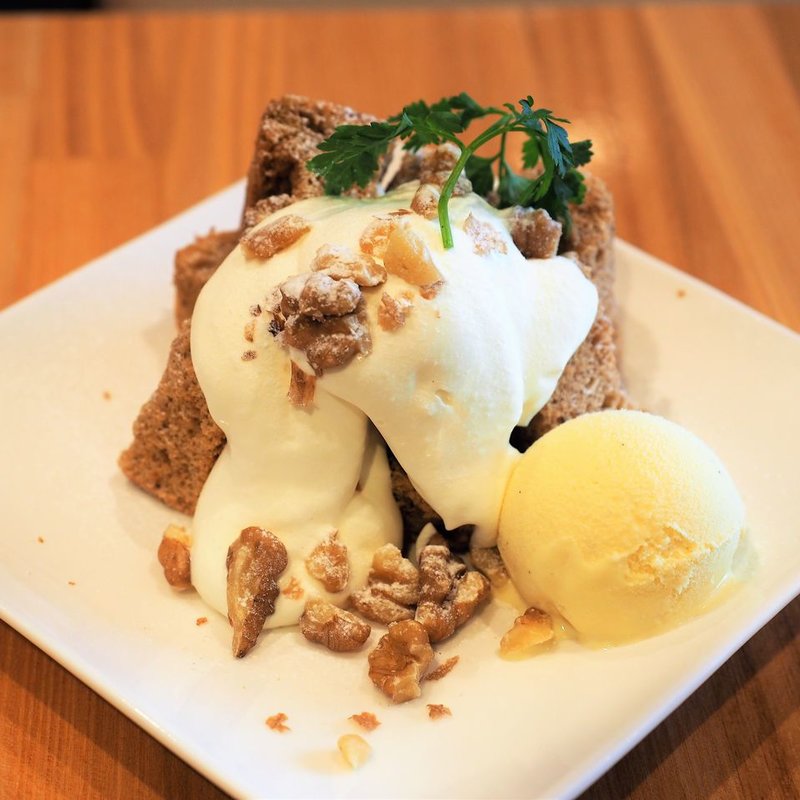 紅茶のシフォンケーキ生クリーム添え(cocochiyo cafe)