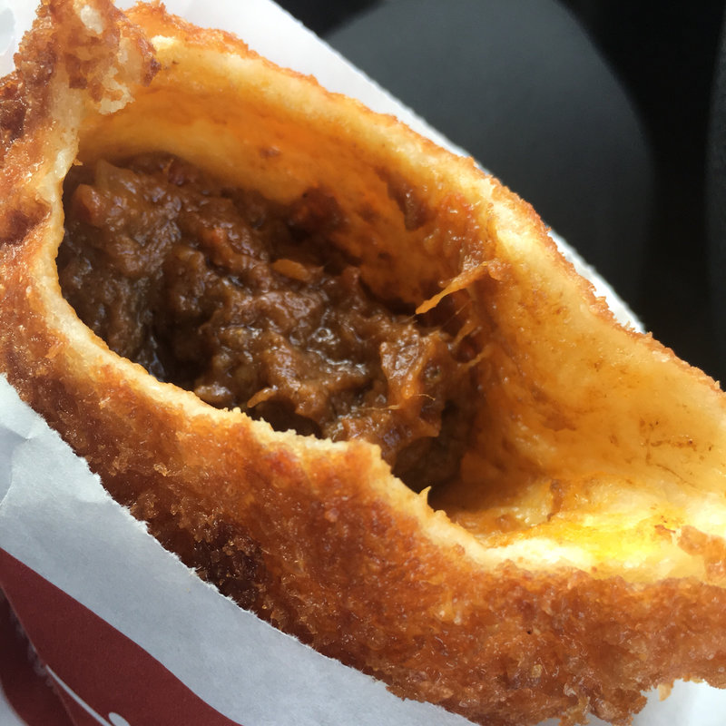 牛肉ゴロゴロカレーパン(ベーカリー・ピカソ)