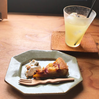 桃とベリーの米粉のタルト(kokage cafe)