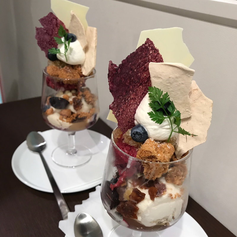 ブルーベリーパフェ(パティスリー ビヤンネートル｜BIEN-ETRE PATISSERIE)