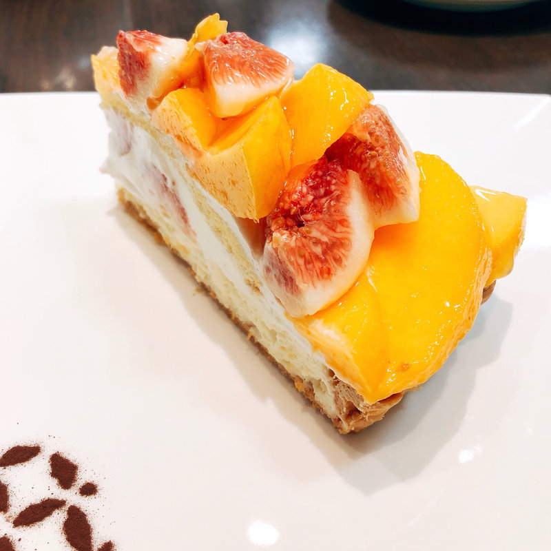 山形県産「黄桃」といちじくのケーキ(カフェコムサ 船橋東武店)