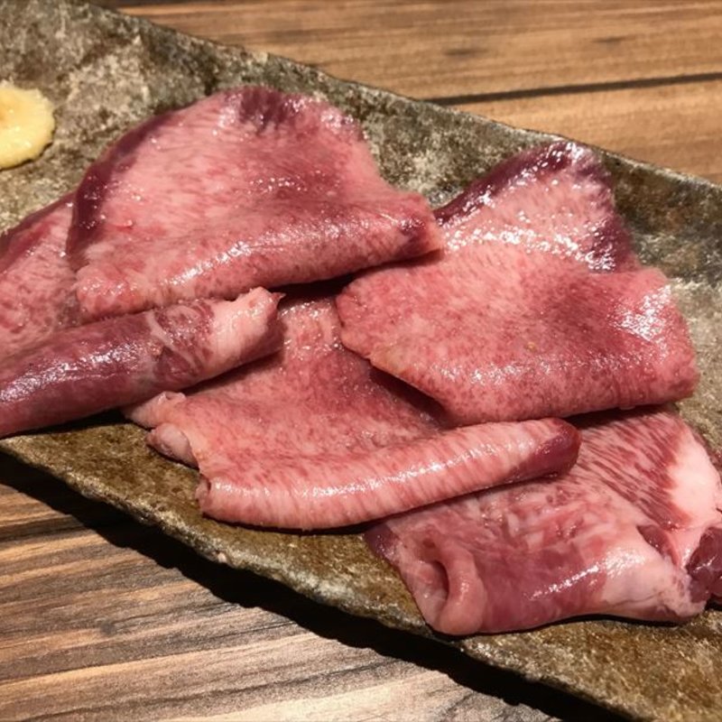 牛タン刺身(肉バルGAM 梅田お初天神店)