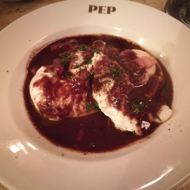 赤ワインとベーコンのポーチドエッグ(PEP)