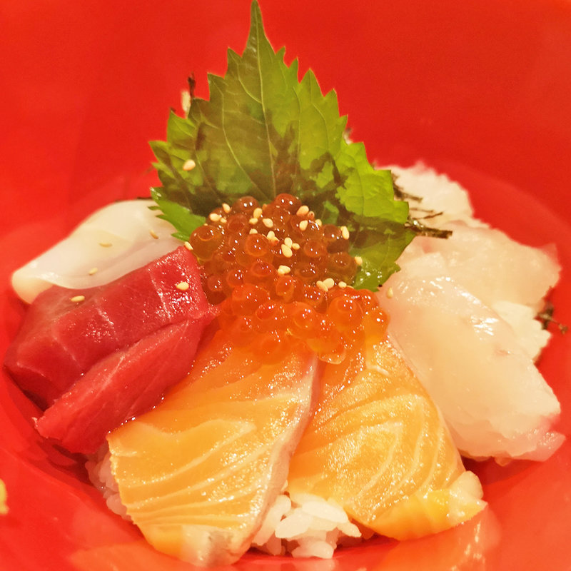 スーパー豪華な海鮮丼(鶏魚きっちん)