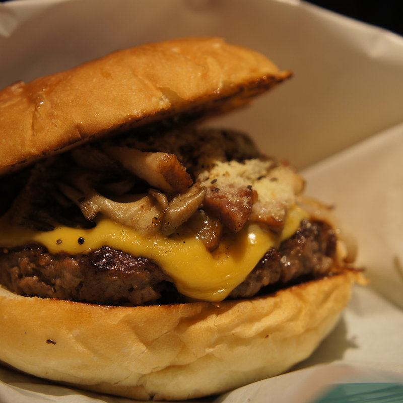 スモーキーベーコン&マッシュルームチーズバーガー(エイトバーガーズトーキョー)