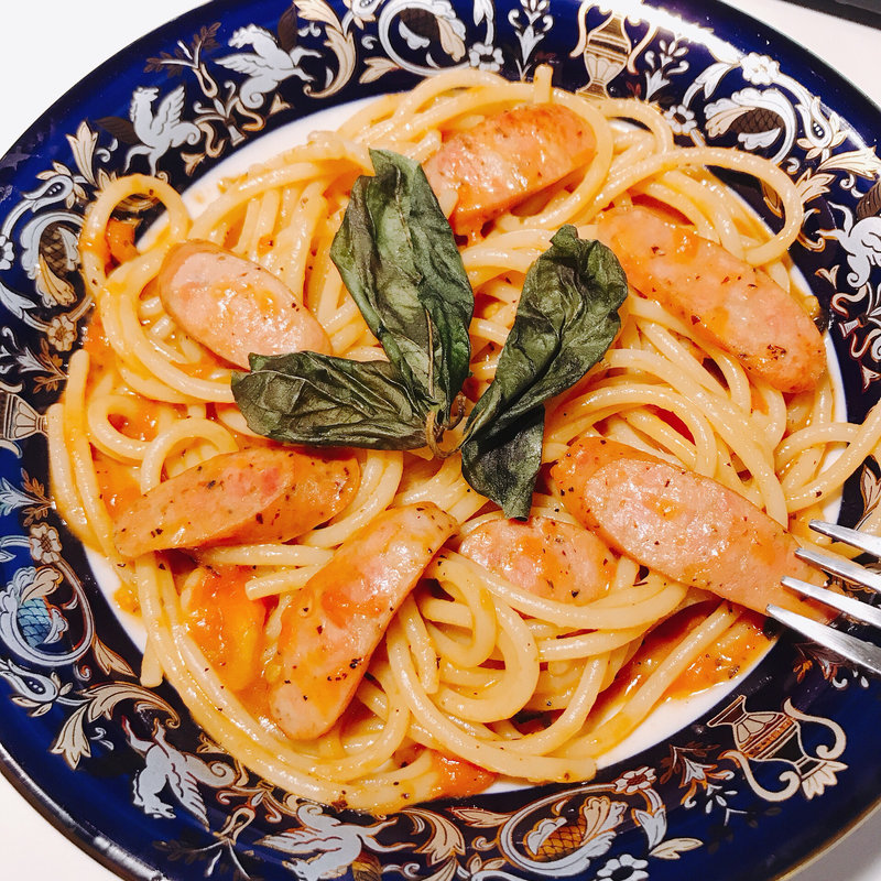 ソーセージのピリ辛ちょい和風トマトパスタ(ベリッシモサロン)