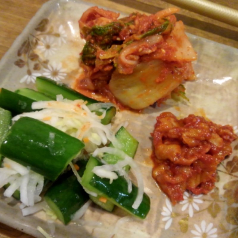 キムチ盛り合わせ(にくまる)