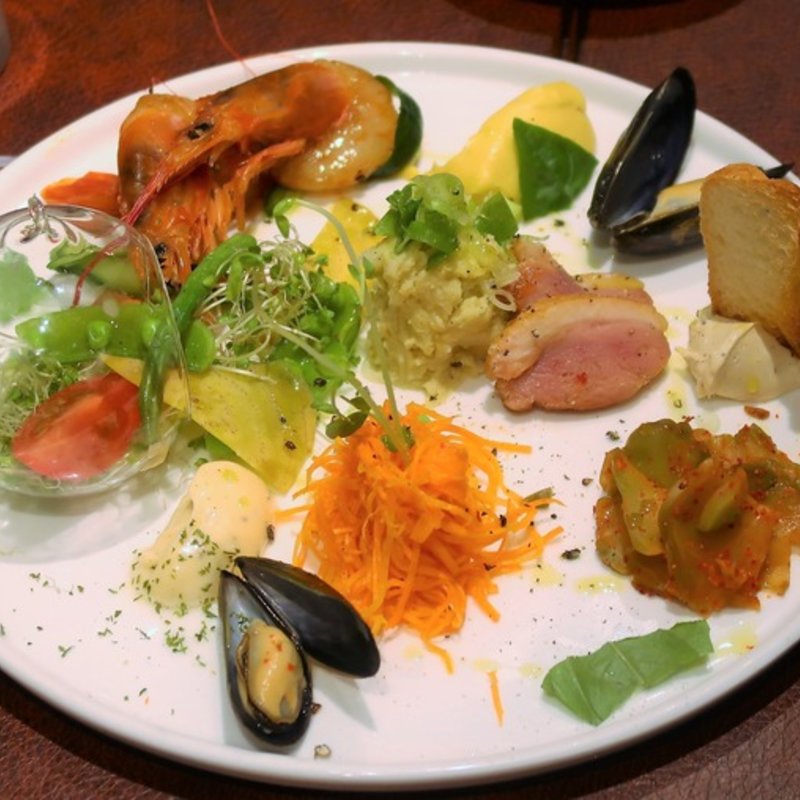 前菜盛り合わせ(宇宙と描いてSAKABAとよむ)