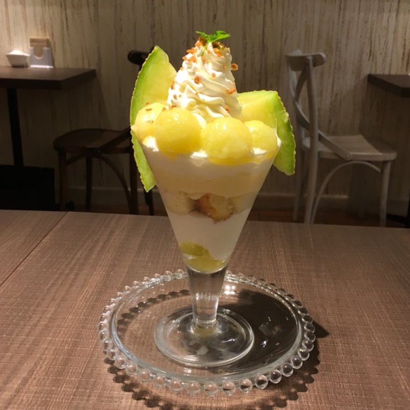 マスクメロンのショートケーキパフェ(キャンベルアーリ－ 福岡三越ラシック店)