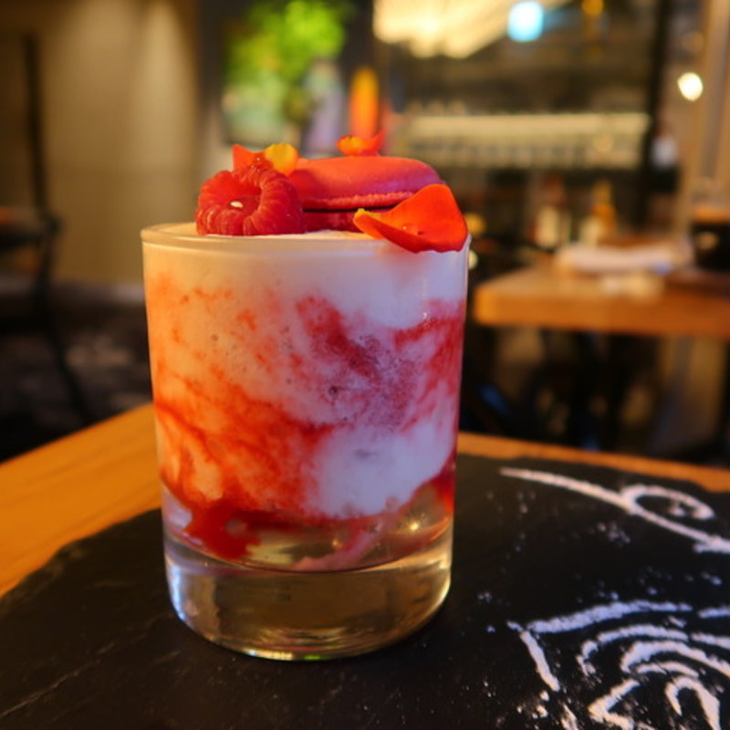 薔薇とライチと木苺パフェ(BROWN CAFE/BAR)