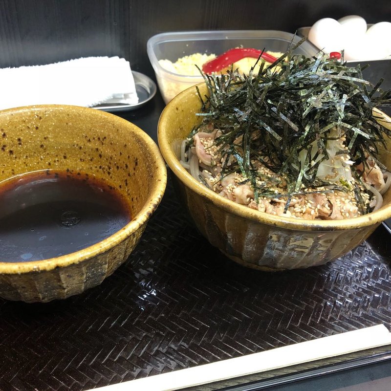 肉そば(大盛)(なぜ蕎麦にラー油を入れるのか。秋葉原店)